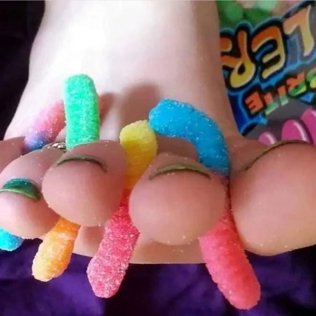 Pies Pequenos Foot Trampling En La Cama Close Up